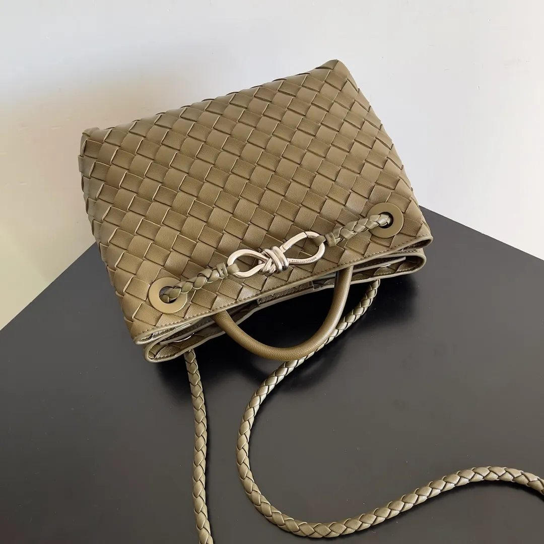 The 2023 new Andiamo batch of 1860 BV has been shipped‼ ️Really popular🔥The new Andiamo woven handbag launched by Bottega Veneta this season is really popular all over the world! ! Celebrities at home and abroad have worn it, and Oscar-winning actress Michelle Yeoh has taken it out on the street. Song Jia, Trai Yara, Yu Feihong, Sanji Ayaka, Rosie Hunting-Whiteley, Yoshioka Riho, etc. have all picked up this bag. It is classic and versatile, showing off its temperament, and the bag capacity is also large, which is very convenient for daily commuting! ! A variety of carrying methods, the shoulder straps can be adjusted by yourself, the original lambskin feels soft and delicate, and the neutral style is made to break gender boundaries and bring a more practical and longer-lasting use experience. Andiamo, which has both elegant and casual styles, perfectly interprets the true appearance of "fashionable old money style". Style number: 743568 Size: 25*22*10.5cm
